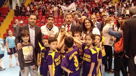 Geleneksel Çocuk Oyunları Şenliğindeki Turnuvalarda 3. Olan Çayırhan Gazimete Okuducu İlkokulu Öğrencileri Ödüllerini Aldı.