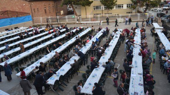 Ankara İmam Hatip Okulları Platformu ve Nallıhan Belediyesi tarafından, İlçemiz Tapduk Emre İmam Hatip Ortaokulu bahçesinde iftar programı düzenlendi.