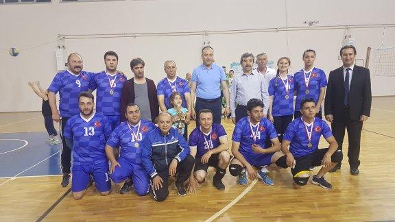 Nallıhan Kaymakamlığı Bahar Kupası Kurumlar Arası Voleybol Turnuvası yapılan final Maçları İle Sona Erdi. 