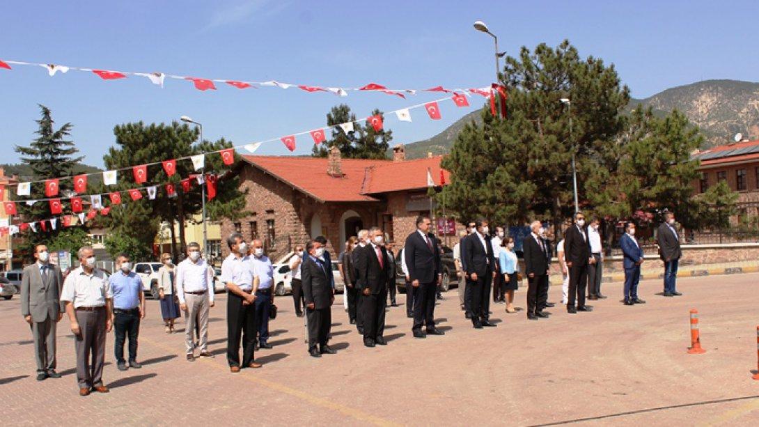 İlçe Milli Eğitim Müdürü Bayram Benlice'nin 19 Mayıs Atatürk'ü Anma,Gençlik ve Spor Bayramı  Çelenk Töreni