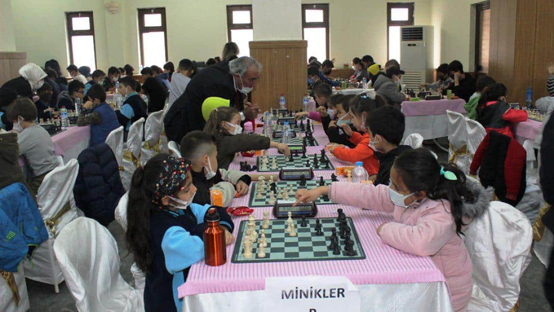 Okul Spor Faaliyetleri Kapsamında Türkiye Satranç Federasyonu tarafından düzenlenen Satranç Turnuvası ilçemizde yapıldı.